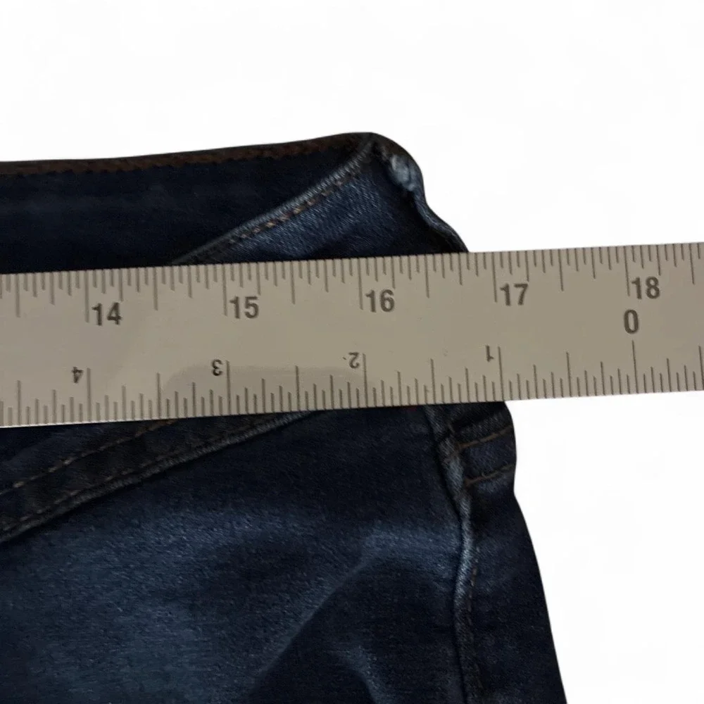 Preowned IZOD dark wash straight fit jeans. 34